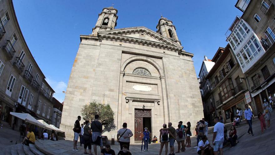 Numerosos turistas ayer en las inmediaciones de la colegiata de Santa María.