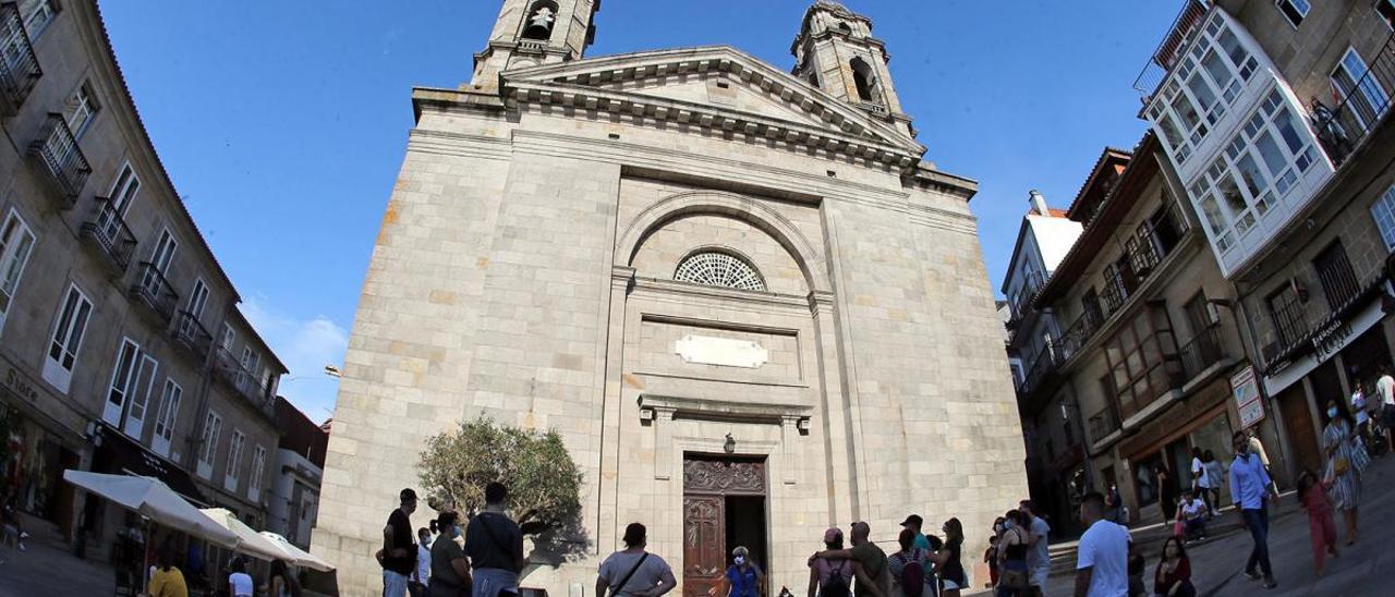 Numerosos turistas ayer en las inmediaciones de la colegiata de Santa María.