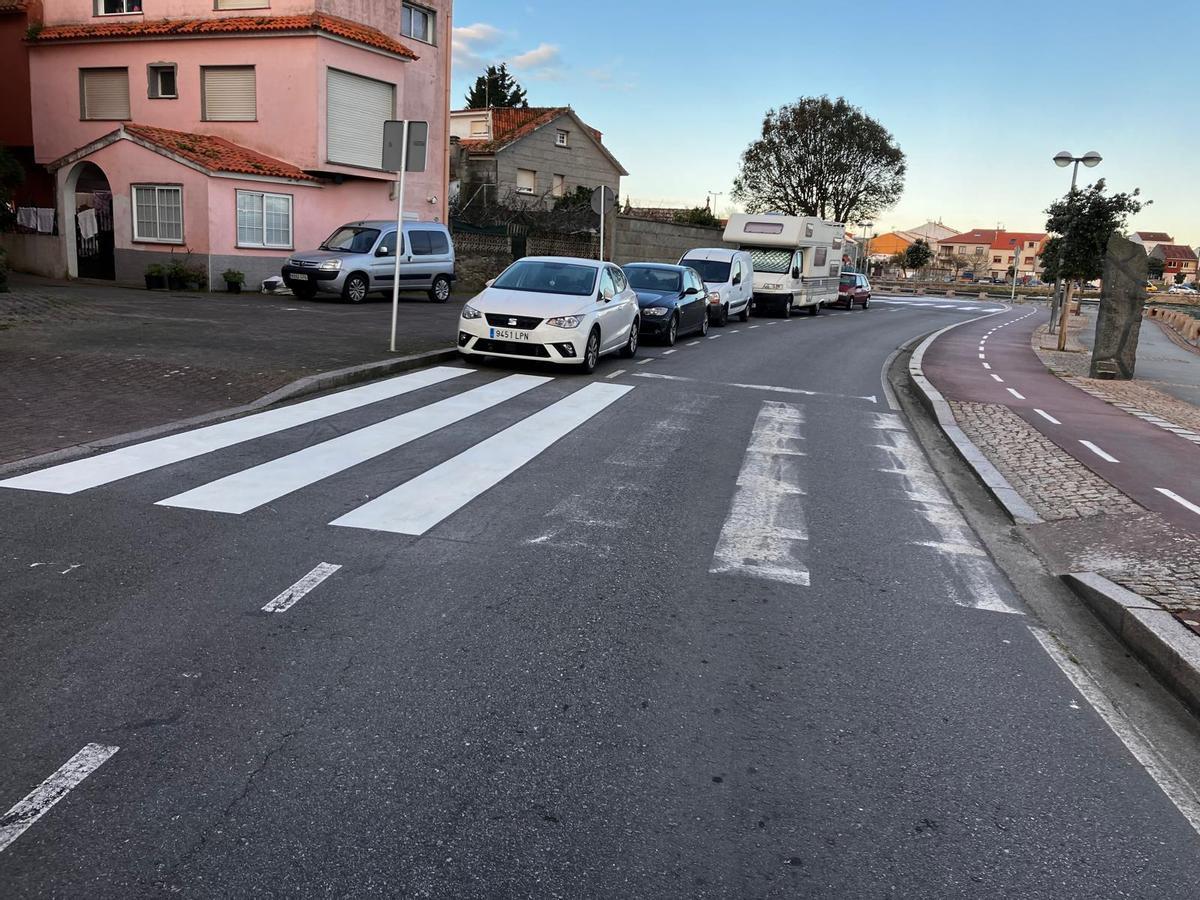 Pasos de peatones a medio pintar, esta mañana.