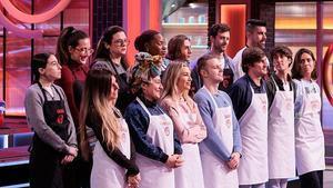 Camilla, con delantal blanco a la izquierda de la foto, en el último programa de Masterchef.