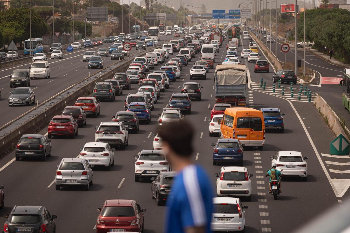 Retención de vehículos en la TF-5 en hora punta y en sentido a Santa Cruz.