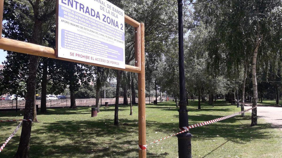 Señales para delimitar las zonas de baños en La Isla de Plasencia.