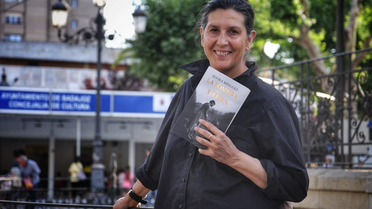 Elvira Mínguez posa con un ejemplar de su novela en el paseo de San Francisco.