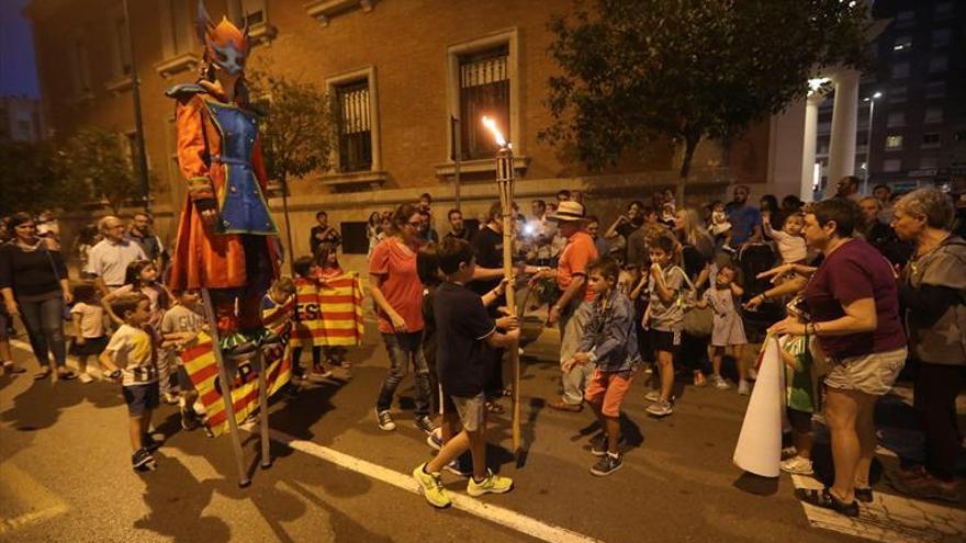 La flama del Correllengua tiny els carrers de Castelló