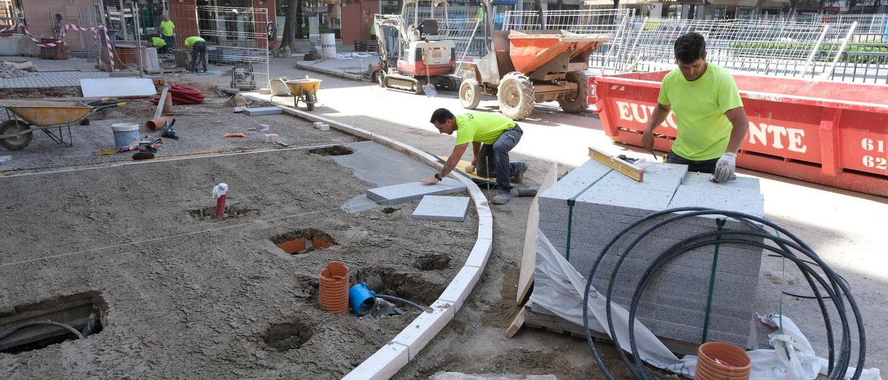 Trabajos en la plaza de los Alféreces para su conversión en plataforma única.