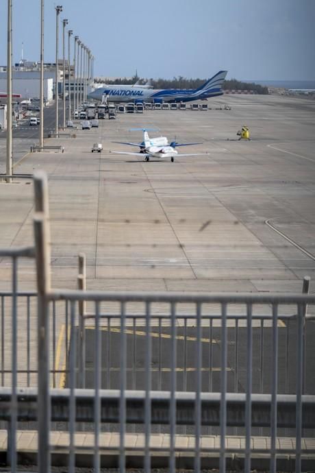 26-03-20  GRAN CANARIA. AEROPUERTO DE GRAN CANARIA. INGENIO TELDE. . Efecto del Covid-19 en el Aeropuerto de Gran Canaria, plataforma de aparcamiento de aviones vacía, últimos turistas y últimos en llegar.  Fotos: Juan Castro.