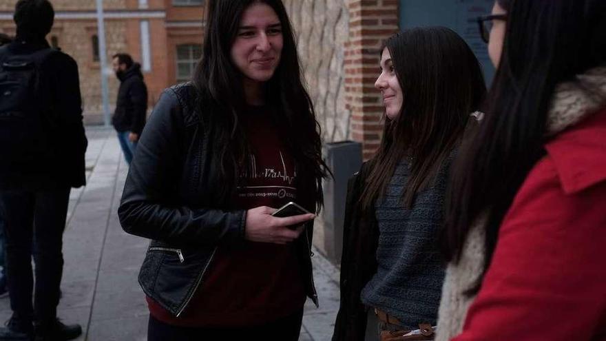 Paula González, con un grupo de compañeras de Enfermería.