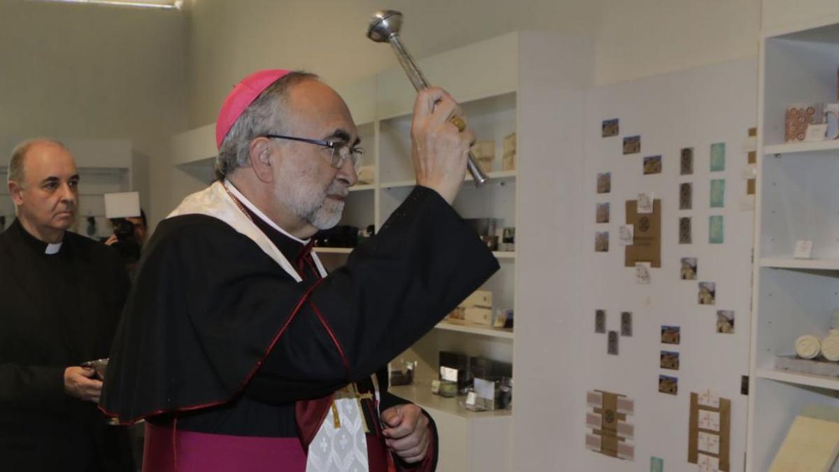 Jesús Sanz Montes bendice el espacio de recepción de Valdediós; detrás, Fernández Sangrador. | F. R.