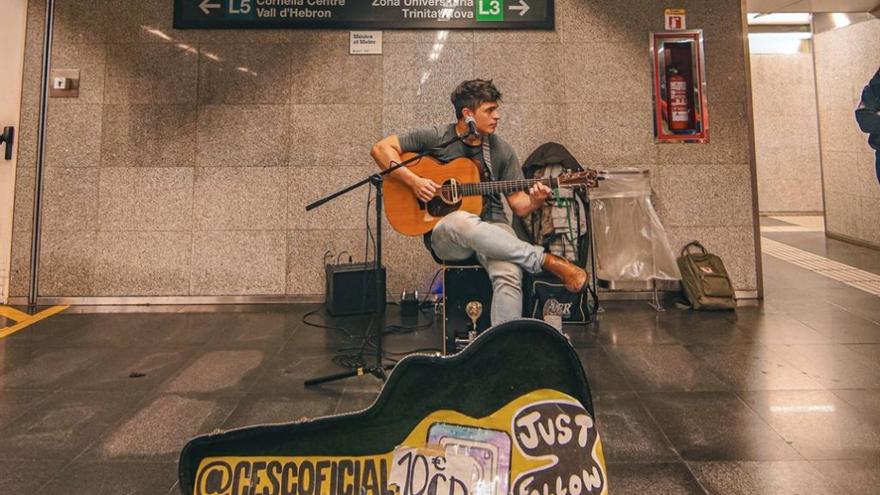 Cesc Sansalvadó, en plena actuació al metro de Barcelona