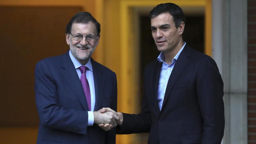 Distendido encuentro entre Rajoy y Sánchez en La Moncloa