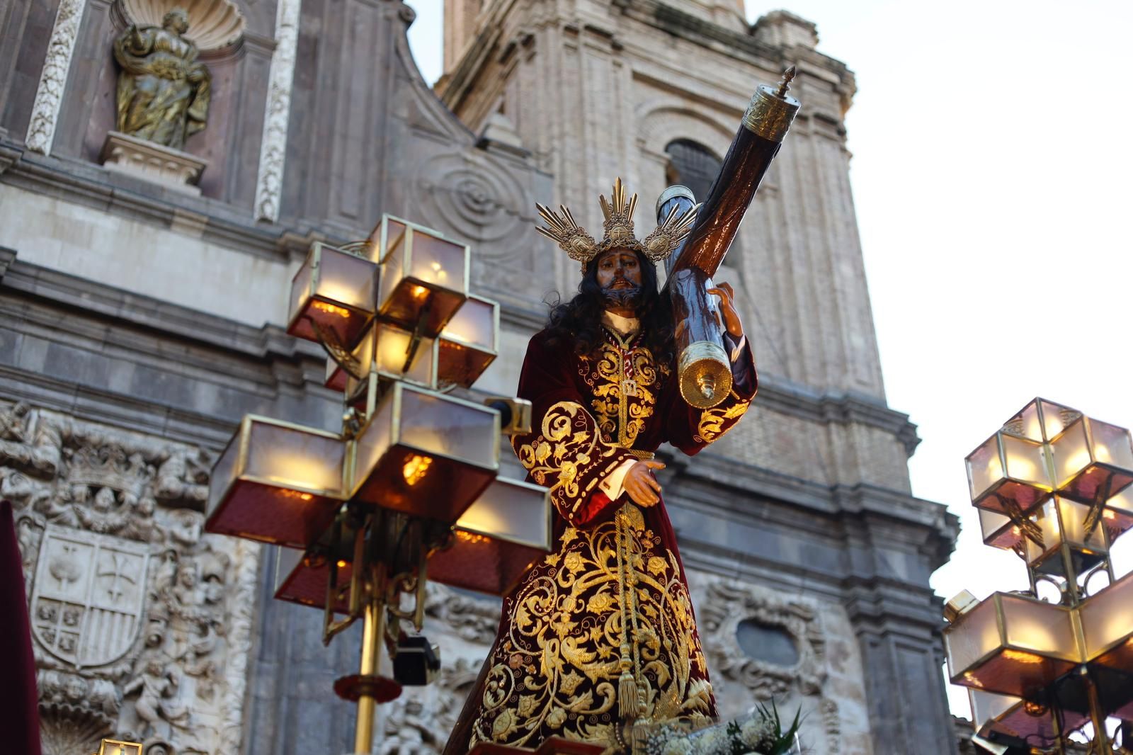 FOTOGALERÍA | Zaragoza se llena de capirotes y bombos en la procesión del Santo Entierro