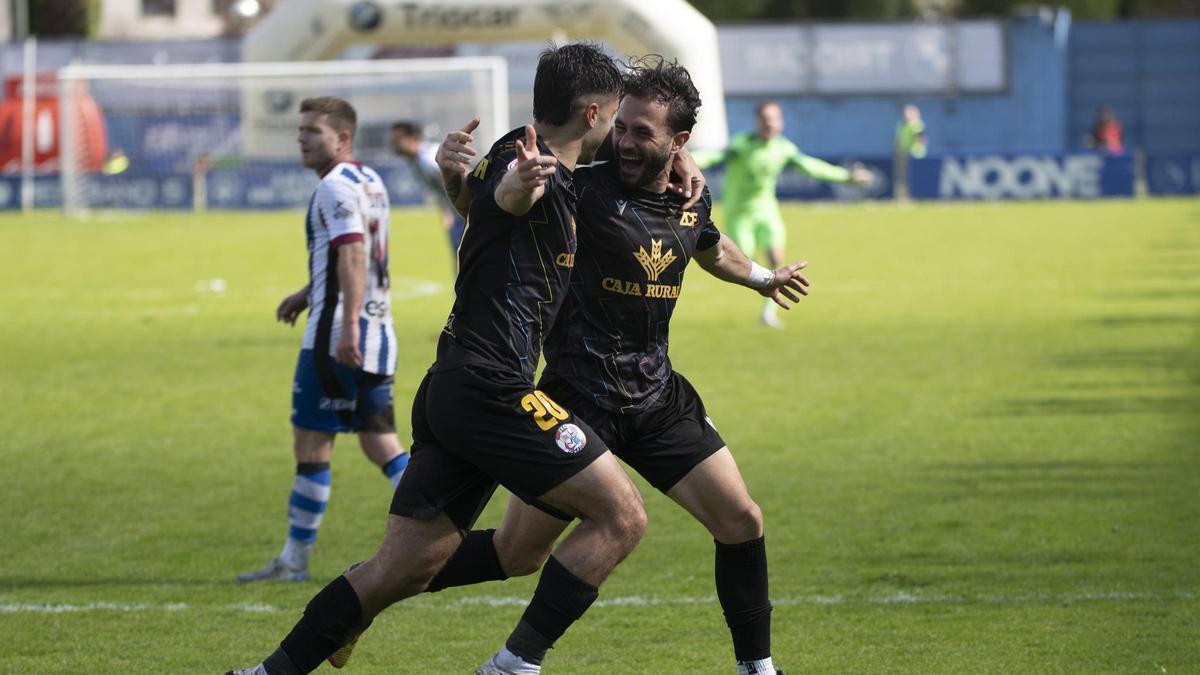 Losada celebra su gol con Miki Codina