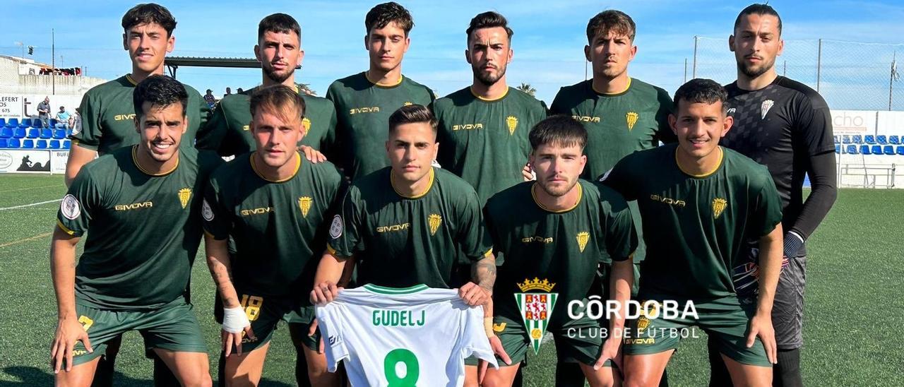 Once inicial del Córdoba CF ante el Bollullos, posando con la camiseta de Dragi Gudelj en señal de apoyo al serbio-neerlandés.