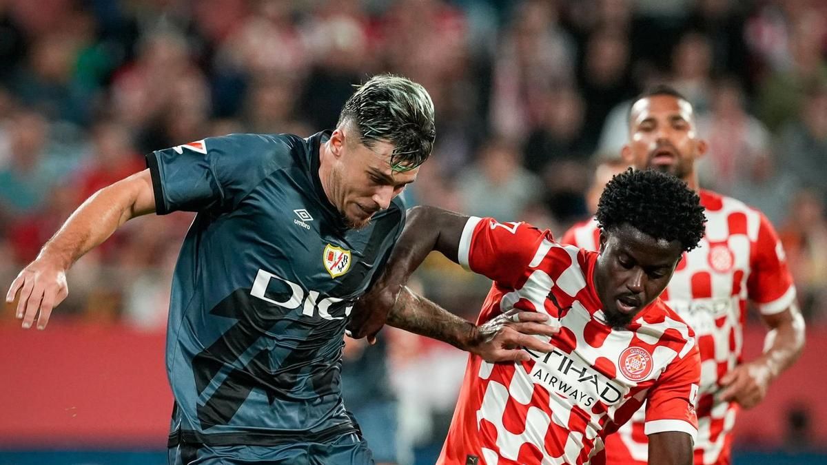 Misehouy disputa una pilota amb Ratiu, del Rayo.