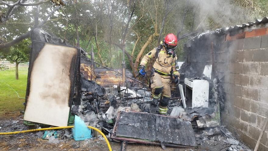 Una persona herida al sufrir quemaduras por el incendio en un galpón en Oleiros