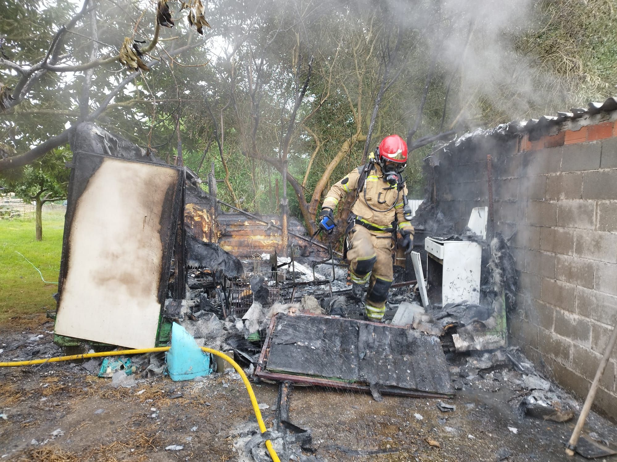 Una persona herida al sufrir quemaduras por el incendio en un galpón en Oleiros