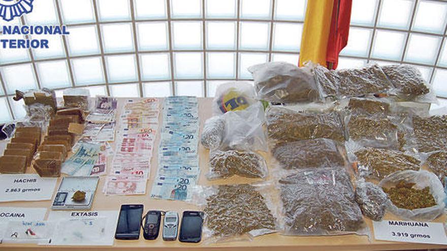 Droga, dinero y efectos incautados a los cinco sospechosos en Eivissa.