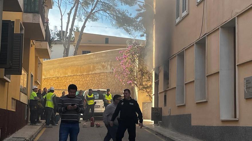 Una intensa humareda salía de las ventanas del edificio.