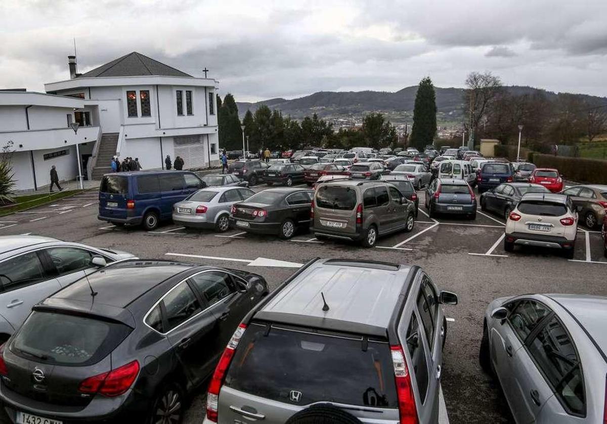 El aparcamiento del tanatorio ovetense de Los Arenales, ayer, a rebosar.