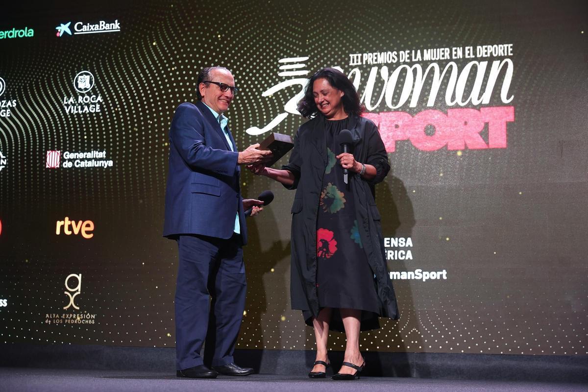 Premios Woman SPORT 2023: Aurora Catá (America's Cup Events Barcelona) y Javier Moll, presidente de Prensa Ibérica