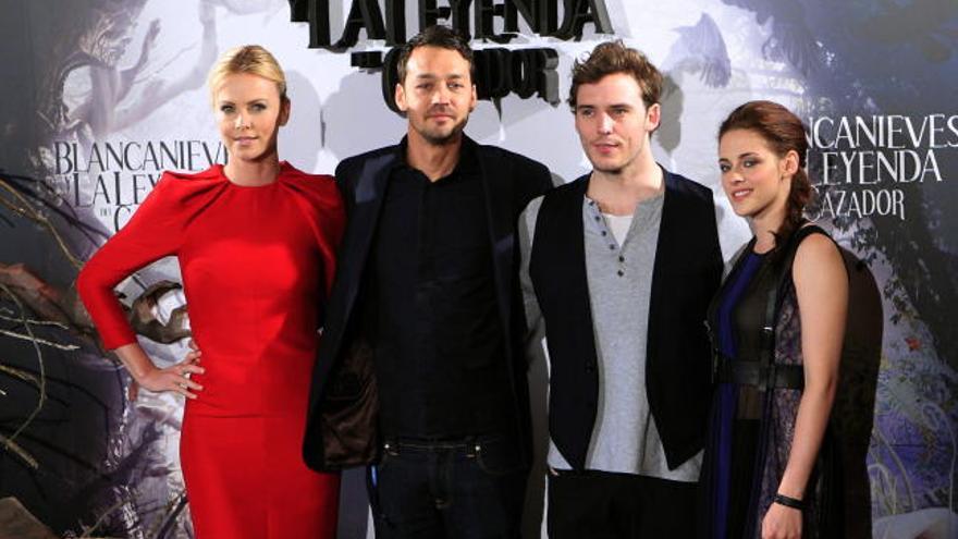 Charlize Theron junto al director Rupert Sanders, Kristen Stewart y el actor Sam Claflin.