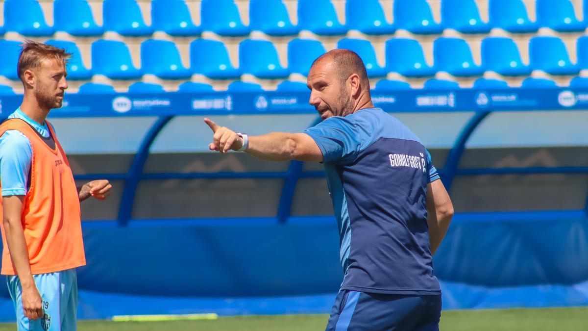 Tato da indicaciones en el entrenamiento de este sábado.