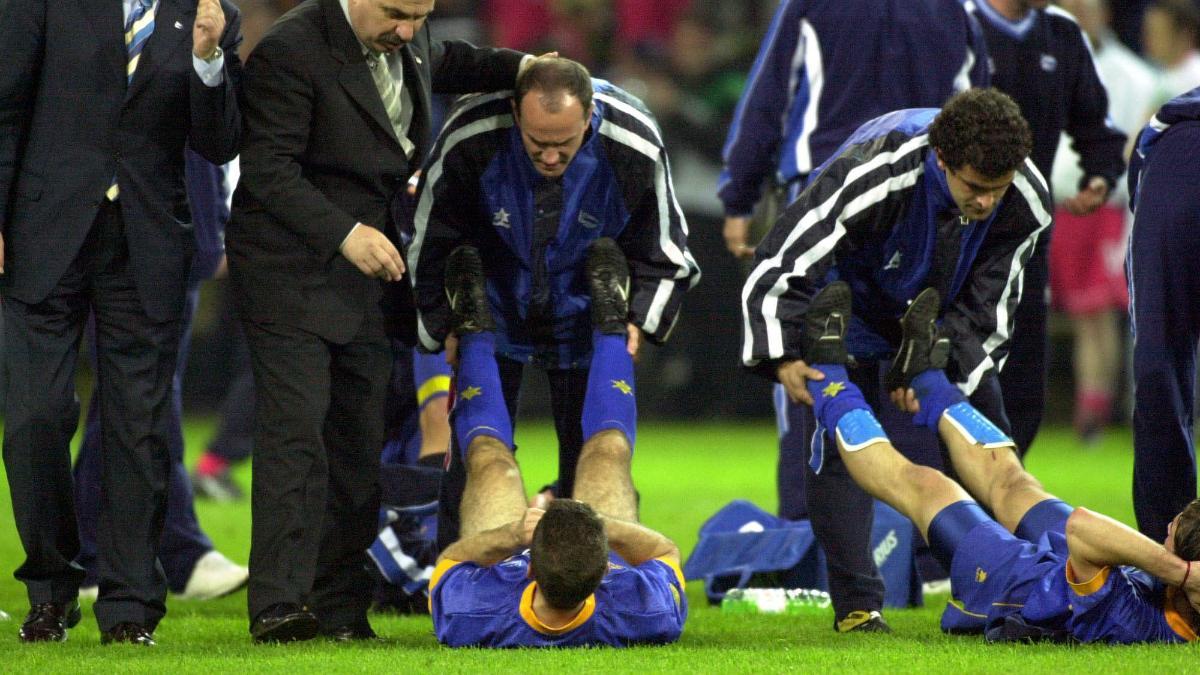 Los jugadores del Alavés, antes de disputar la prórroga contra el Liverpool en la final de la Europa League en Dortmund (2001)