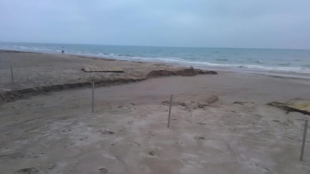 Así quedó la playa de San Juan tras el temporal de ayer