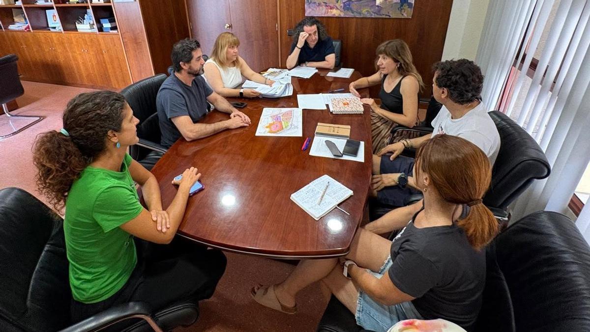 El alcalde, Hèctor Ramos, ha mantenido este miércoles una reunión informativa con la comunidad educativa para explicarles el estado del proyecto del futuro IES.