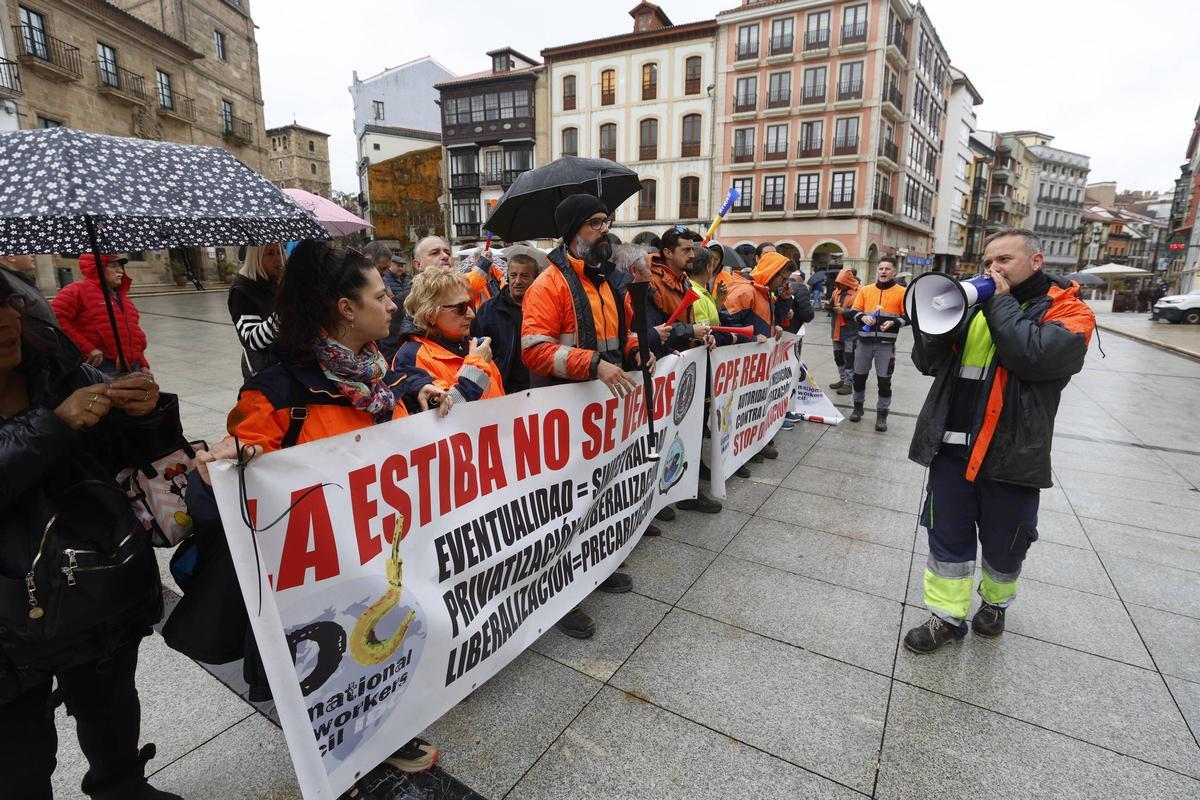 EN IMÁGENES: La alcaldesa de Avilés sufre un escrache en un minuto de silencio por el 11M