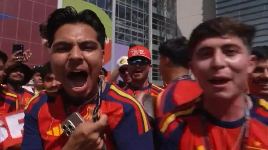 Los aficionados desplazados a Dallas celebran el pase de España a cuartos