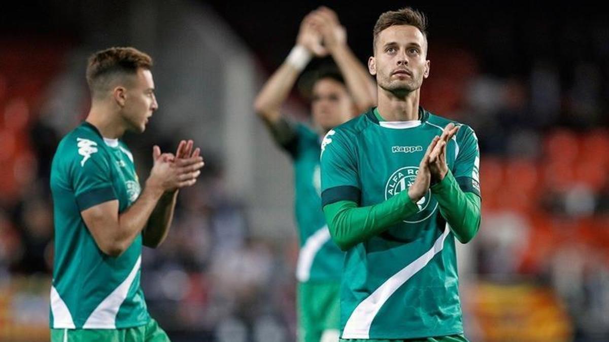 Sergio Canales en un calentamiento antes del encuentro.