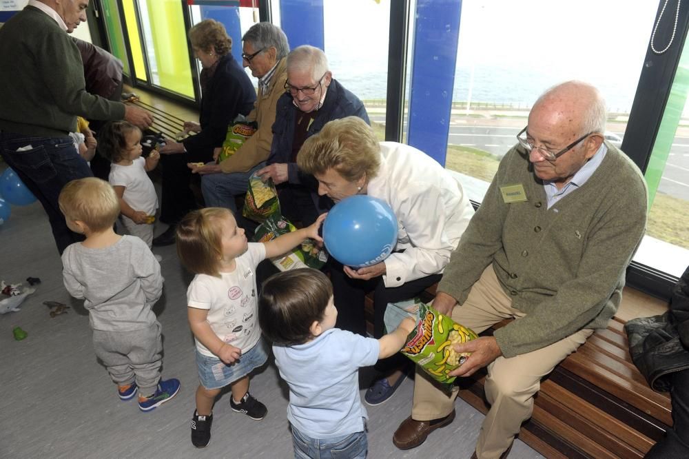 Visita de pacientes con alzheimer de Afaco a la escuela infantil de Os Rosales