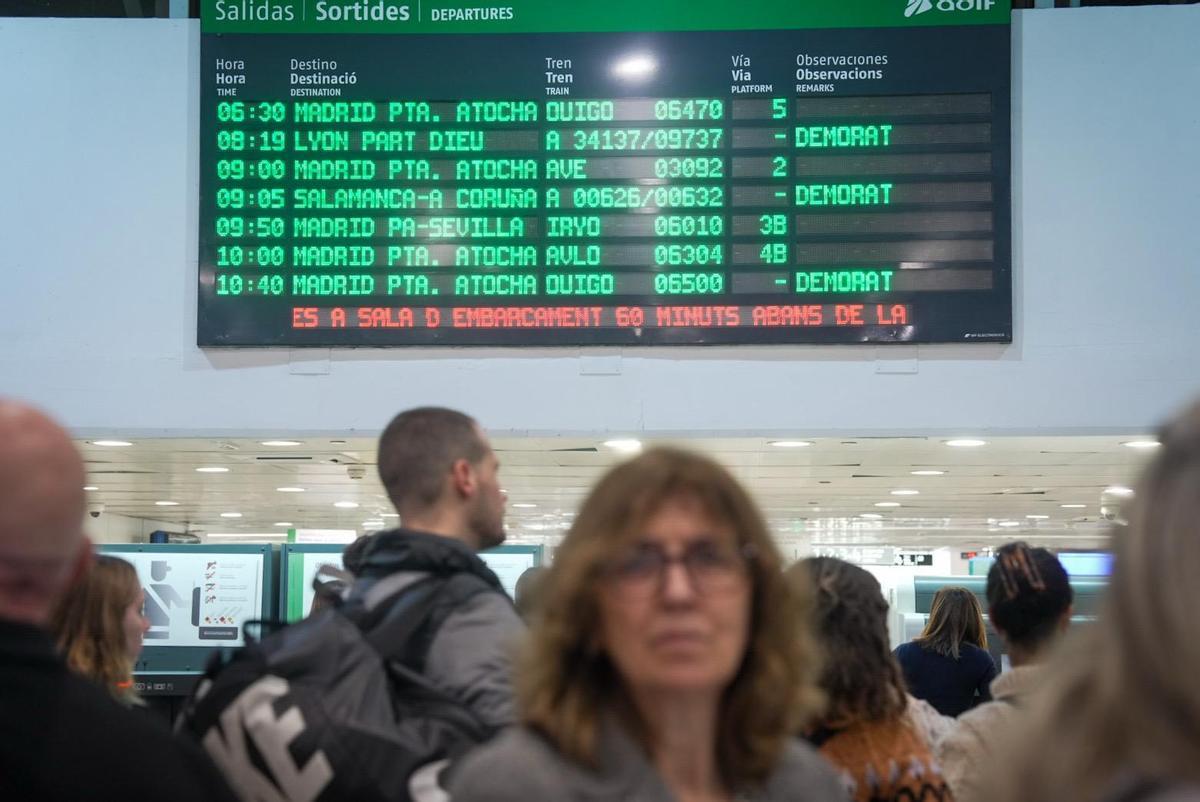 Caos y aglomeraciones en la estación de Sants