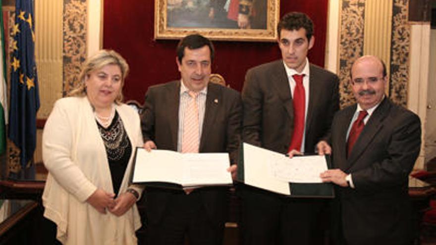 Respaldo. Aguilera, Millán, Silva y Zarrías muestran el decreto de segregación publicado en el BOJA.