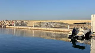Nuevo mural de la artista Carolina Adán Caro en el espigón de El Molinar