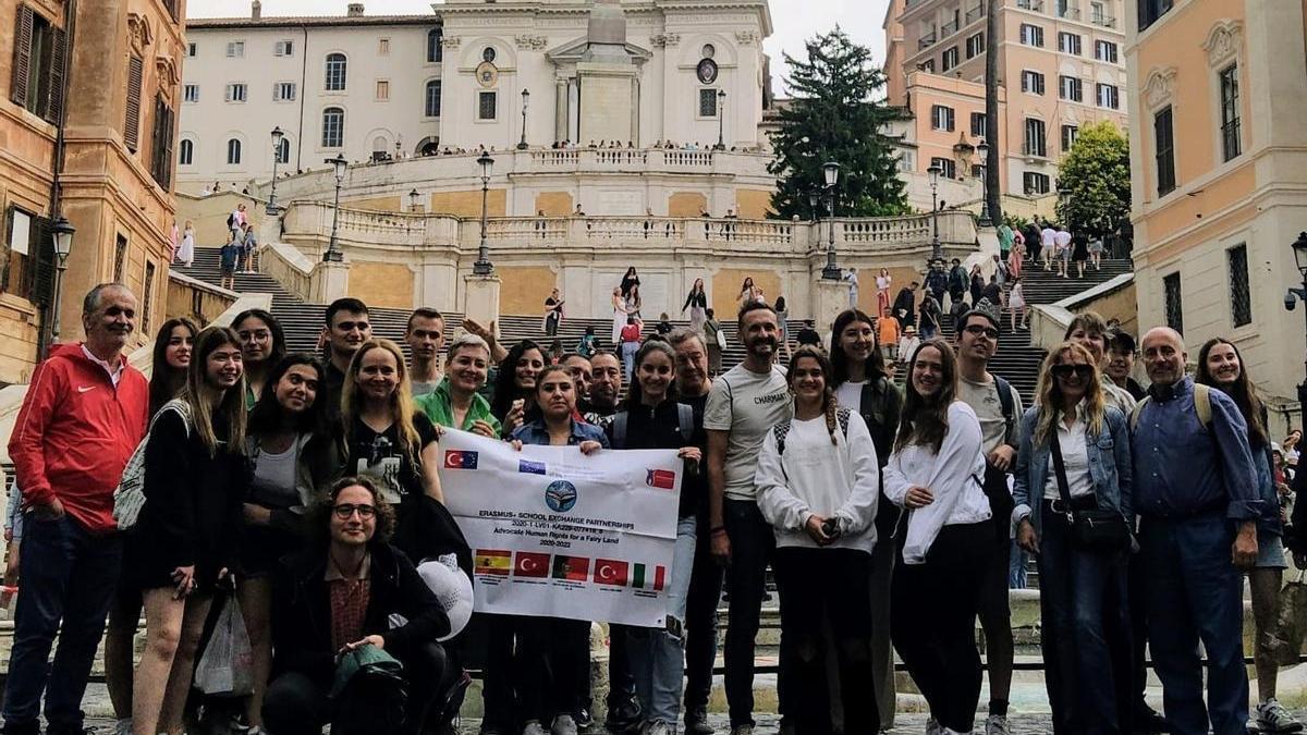 Los estudiantes de Zaragoza a los pies de la escalinata de la plaza de España de Roma (Italia).