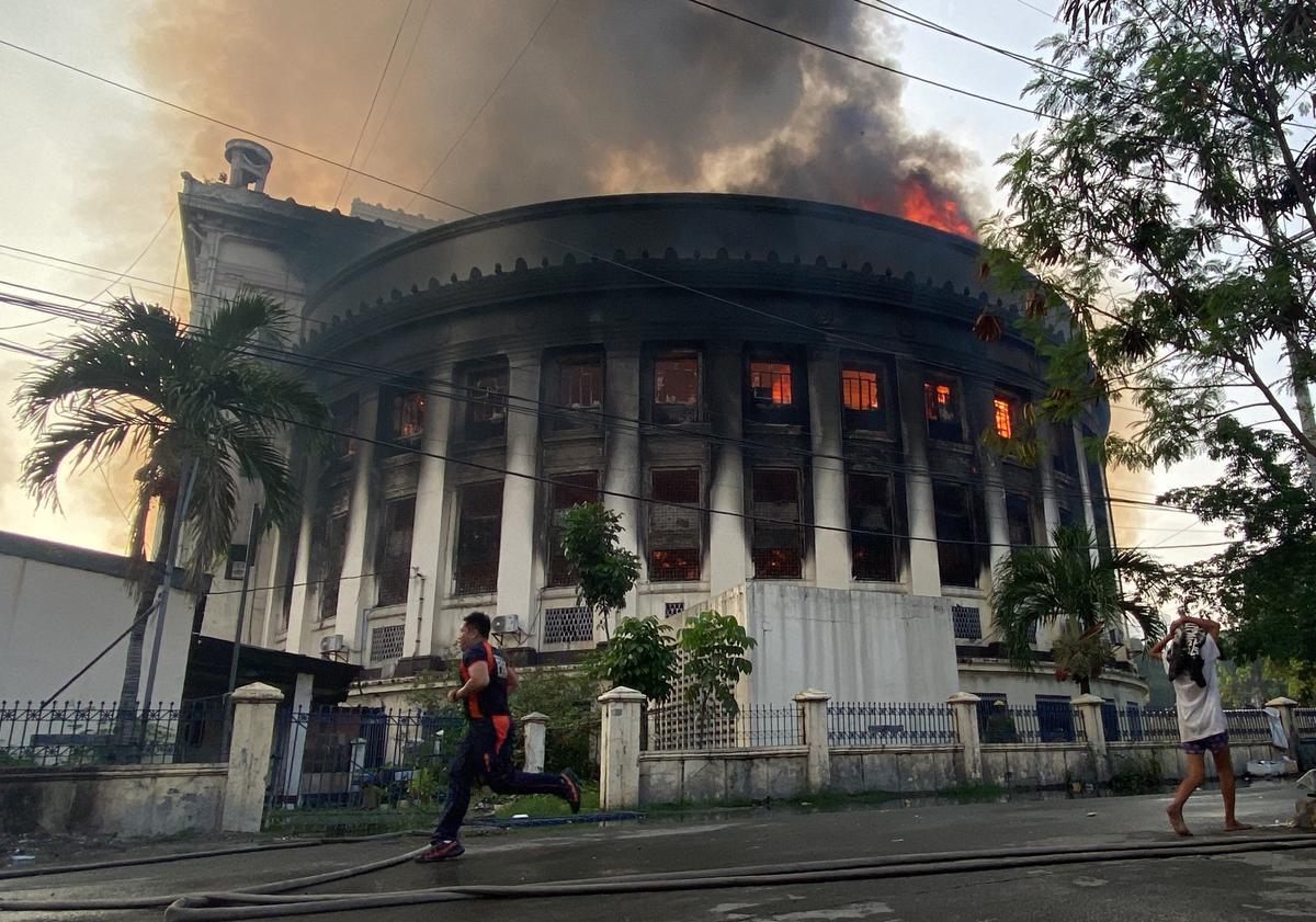 Espectacular incencio en la histórica oficina de Correos de Manila