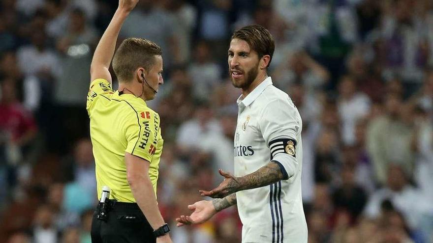 Ramos, con gesto de contrariedad al ver la tarjeta roja. // Sergio Pérez