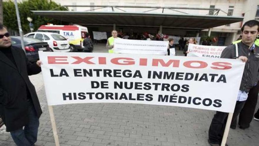 Concentración frente al Hospital General de Alicante, ayer por la mañana.