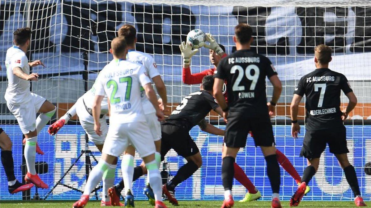 El Wolfsburgo se llevó los tres puntos pese al error de Casteels en el empate del Augsburgo.
