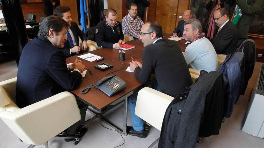 Reunión del presidente del Principado con los representantes de los sindicatos y Carbunión, ayer, en Oviedo.