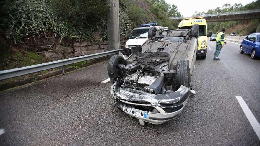 Una mancha de gasoil causa varios accidentes en la A-55