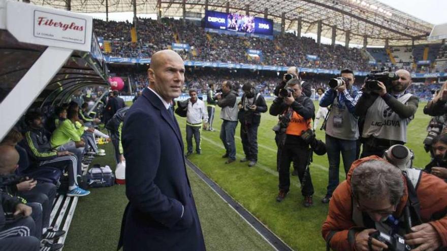 Zidane, rodeado de fotógrafos, momentos antes del último partido del Madrid, en la Liga, en Riazor.