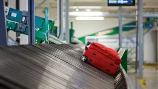 ¿Por qué deberías viajar con una maleta roja? La razón te sorprenderá