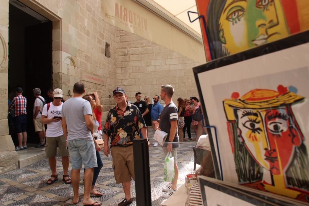 Largas colas en el Museo Picasso para despedir a Warhol