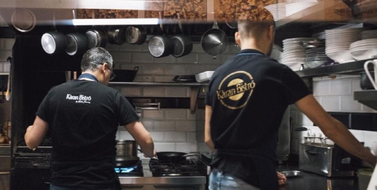 En los fogones de Karàn Bistró, en Pozoblanco, en una imagen del perfil del restaurante en Instagram.