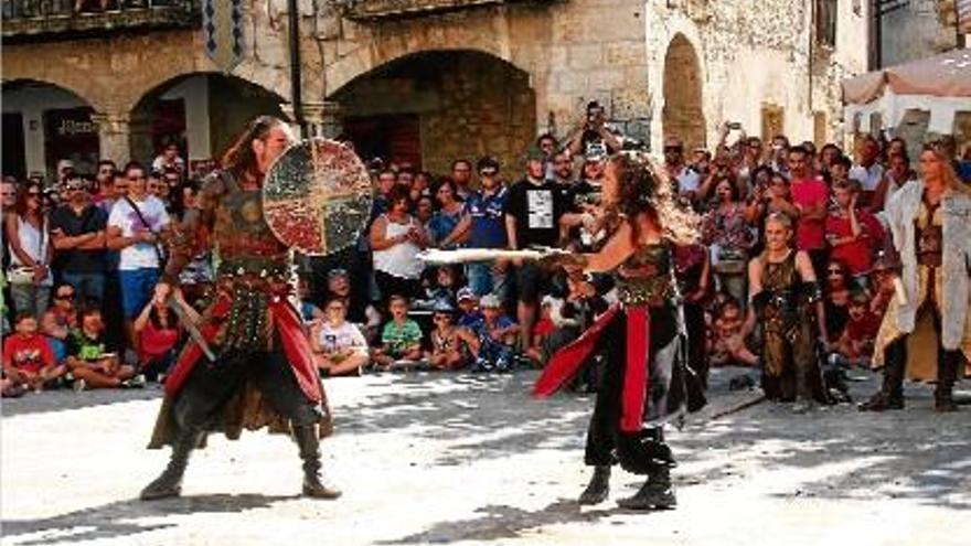 Un moment del torneig entre un guerrer i una guerrera a la plaça de Besalú.