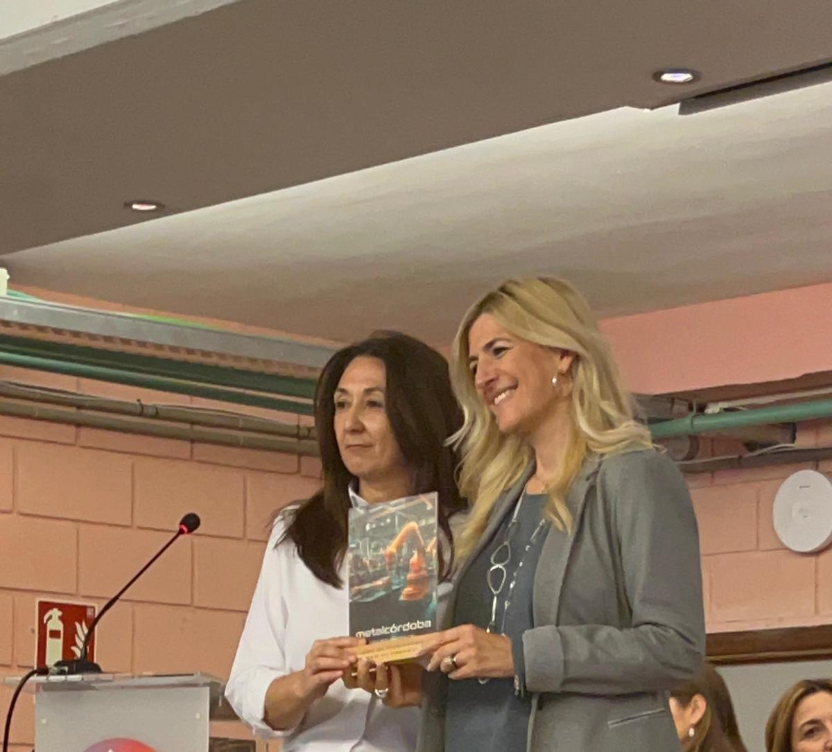 Rosa Mata entrega una distinción a Lourdes Morales.