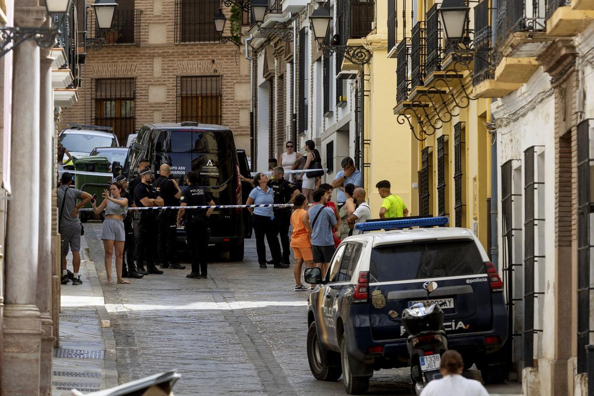 Una mujer de 30 años ha sido hallada este lunes muerta con lesiones de arma blanca en una vivienda de Antequera